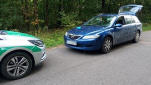 Straż Graniczna otworzyła bagażnik niebieskiego kombi. Była tam "niespodzianka"
