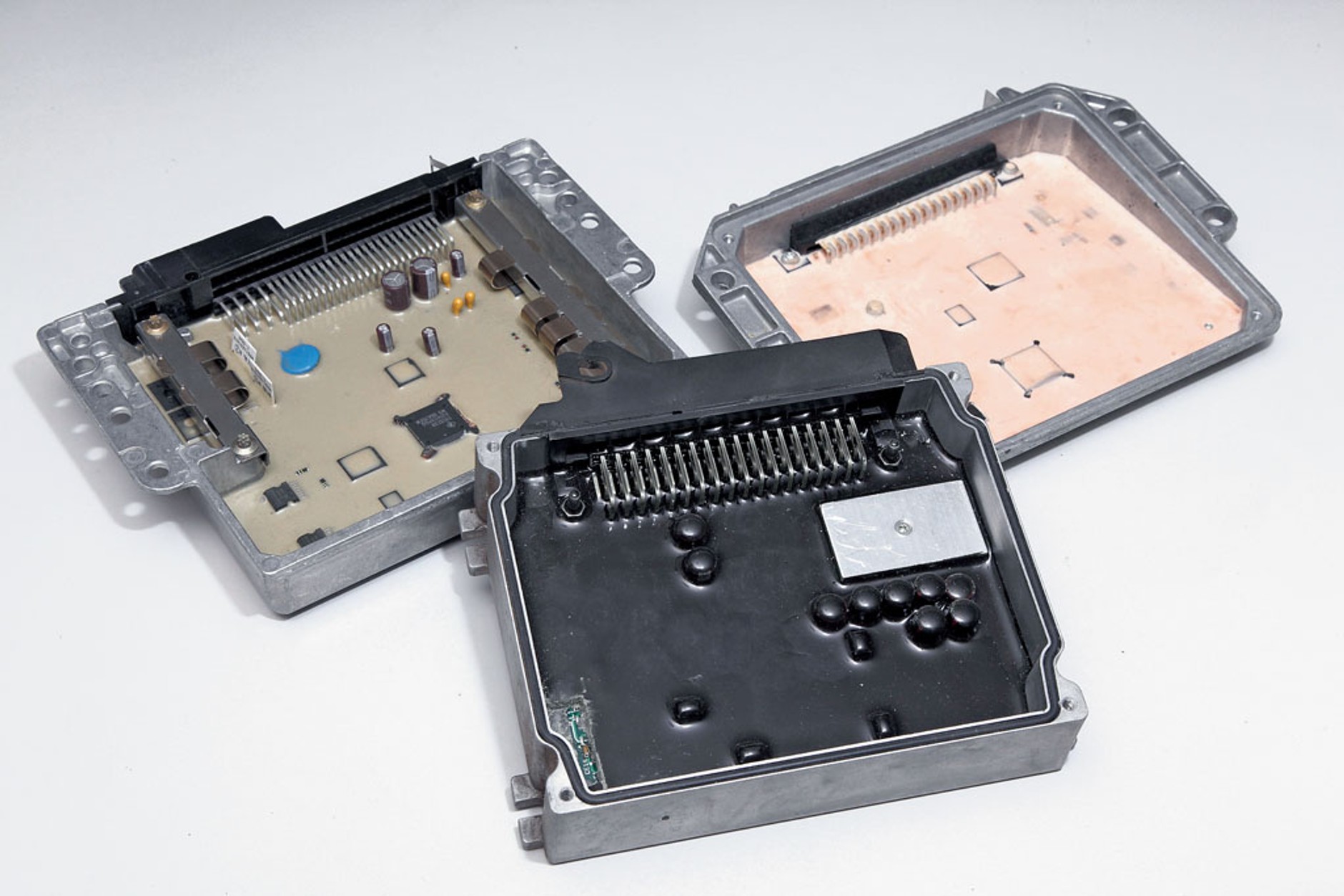 Które elementy elektroniki samochodowej można naprawić?