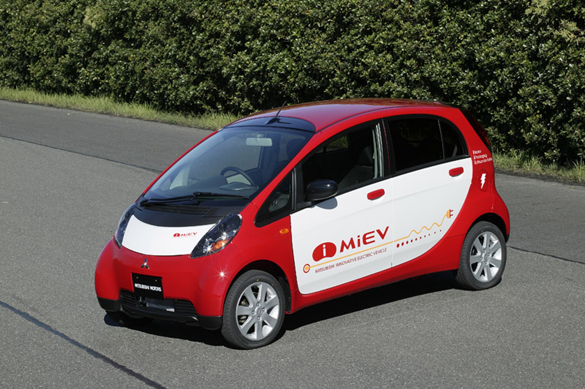 Mitsubishi: zainteresowanie elektrycznym i-MiEV zmusza producenta do zwiększenia produkcji