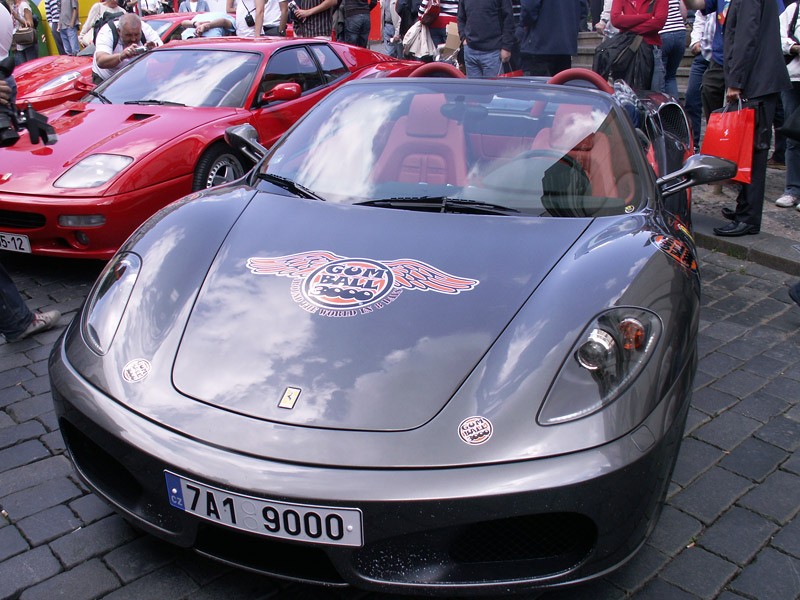 Pięćdziesiąt aut Ferrari: światowa sztafeta w Pradze!