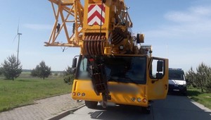 Jechał potężnym dźwigiem bez zezwolenia. Inspektorzy się nie mylili
