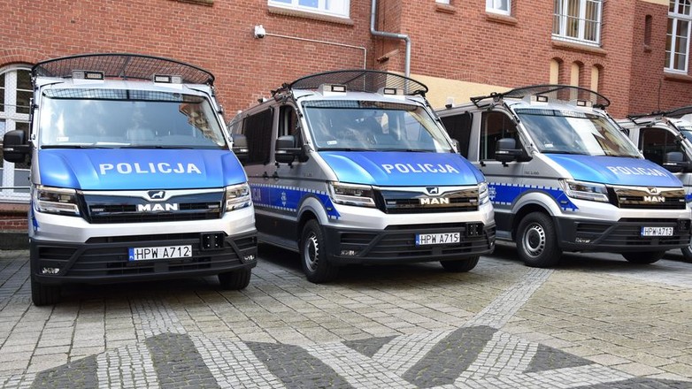 Nowe radiowozy zachodniopomorskiej policji (Volkswagen Crafter i MAN TGE)