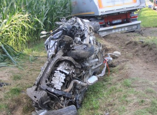 Tragiczny wypadek. Aż trudno uwierzyć, że to kiedyś było auto. Kierowca zginął na miejscu
