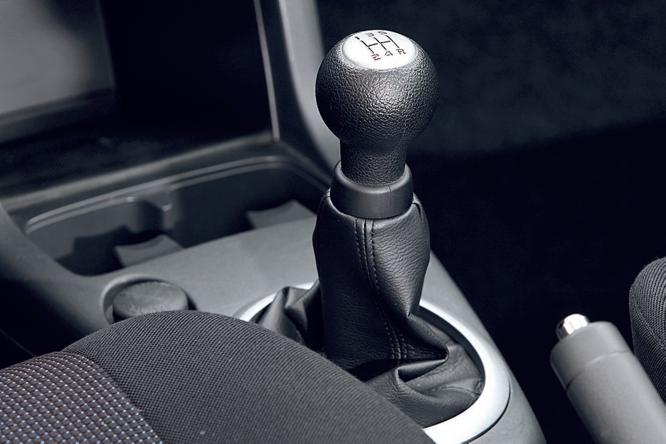 Suzuki Swift III – lewarek skrzyni biegów