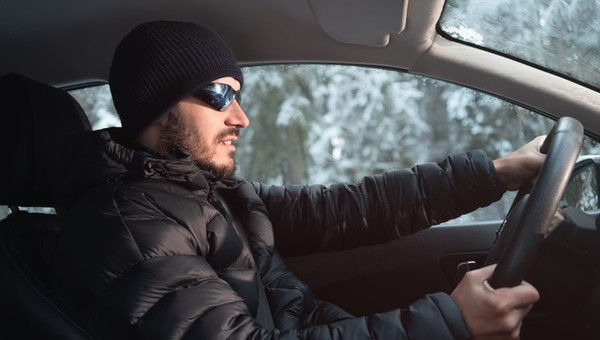 Zimowe ubranie może zagrażać życiu kierowcy i pasażerów. Wyjaśniamy, dlaczego tak się dzieje