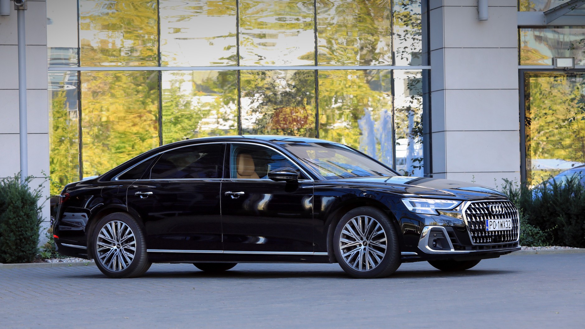 Audi A8 L 60 TFSI (2022 r.; D5)