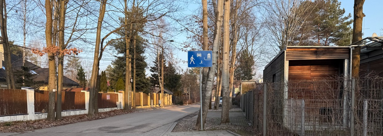 Znak niepozorny, a błąd kosztowny. Nieznajomość przepisów kosztowała go 35 tys.