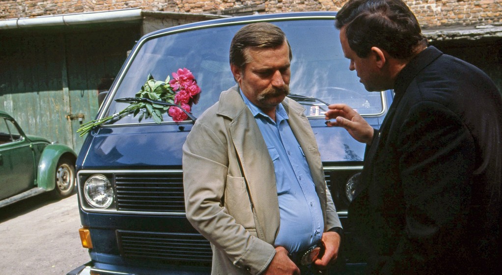 Lech Walesa i ksiadz Henryk Jankowski, kapelan Solidarnosci. Gdansk, 06.06.1985.
