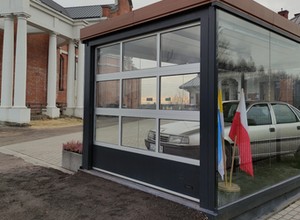 Opel Vectra A w LPG w gablocie przed sanktuarium. Z szacunkiem, bo to relikwia II stopnia!
