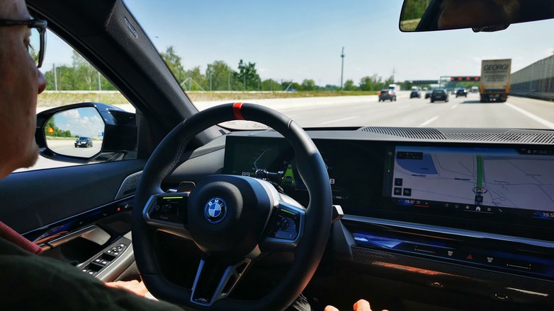 "Personal Pilot” Level 3 w BMW pozwala na przekazanie prowadzenia auta elektronice na dłuższym dystanwie