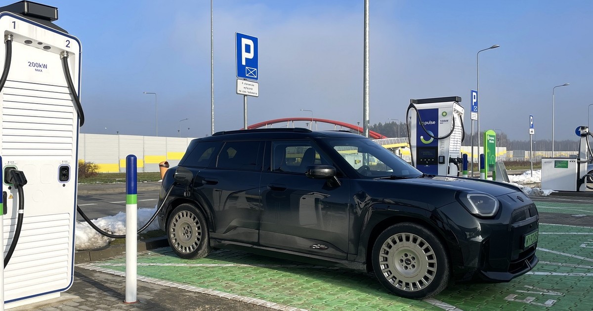 Ładowanie samochodu elektrycznego