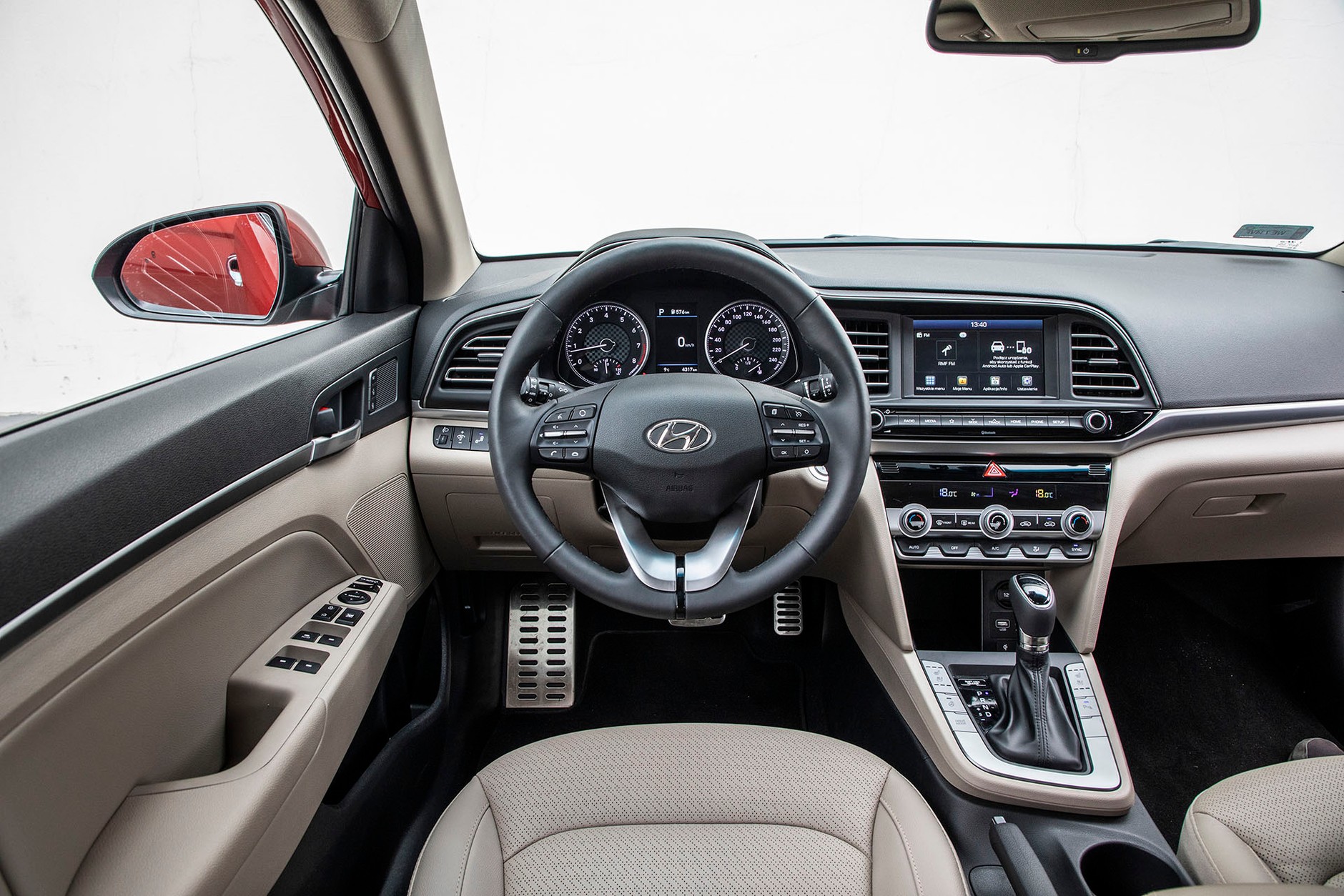 Hyundai Elantra 1.6 MPI 6AT - sedan w stylu azjatyckim