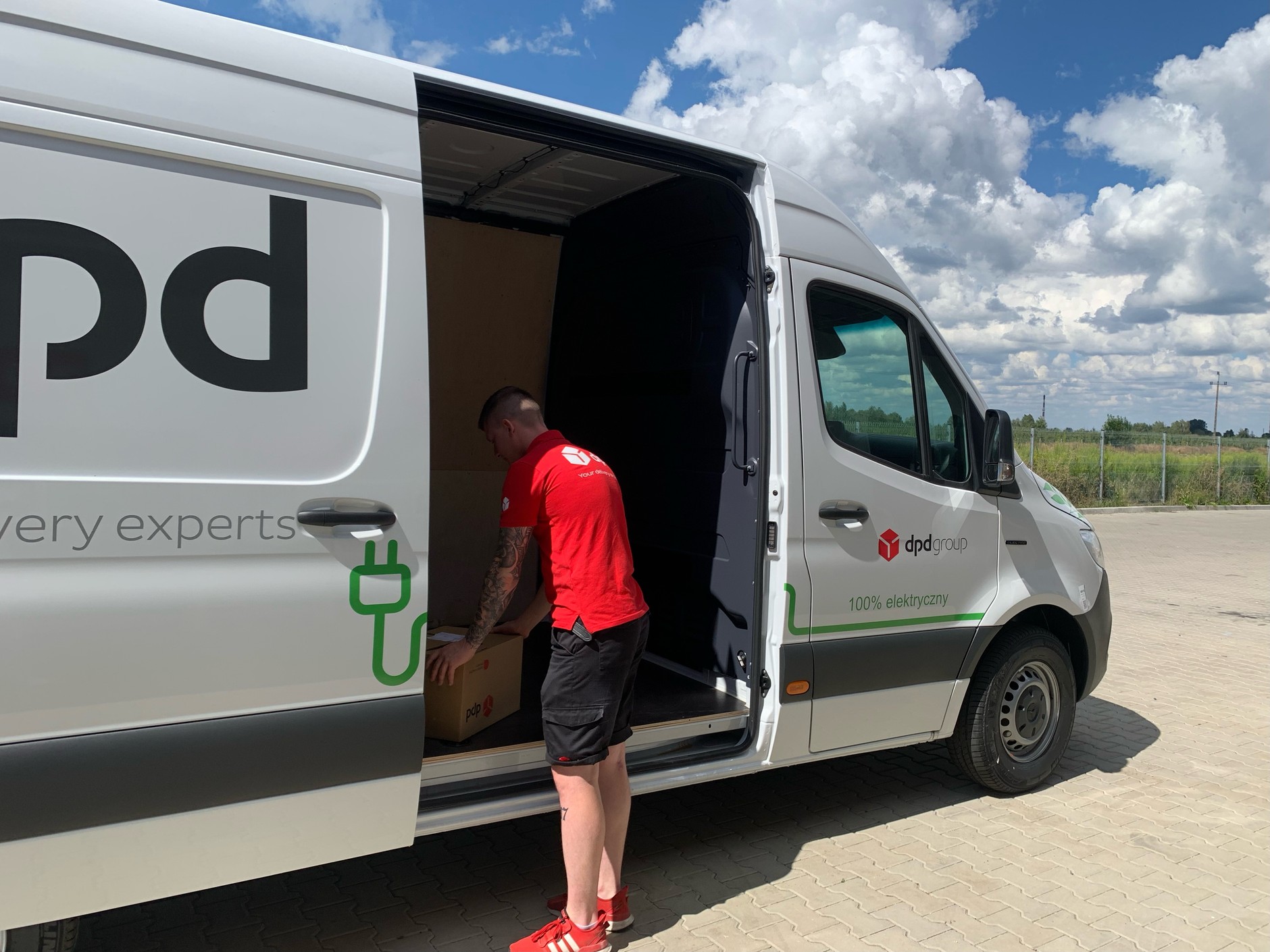 Co kryje się za zawodem kuriera? O specyfice tej profesji rozmawiamy z Krzysztofem, kurierem DPD