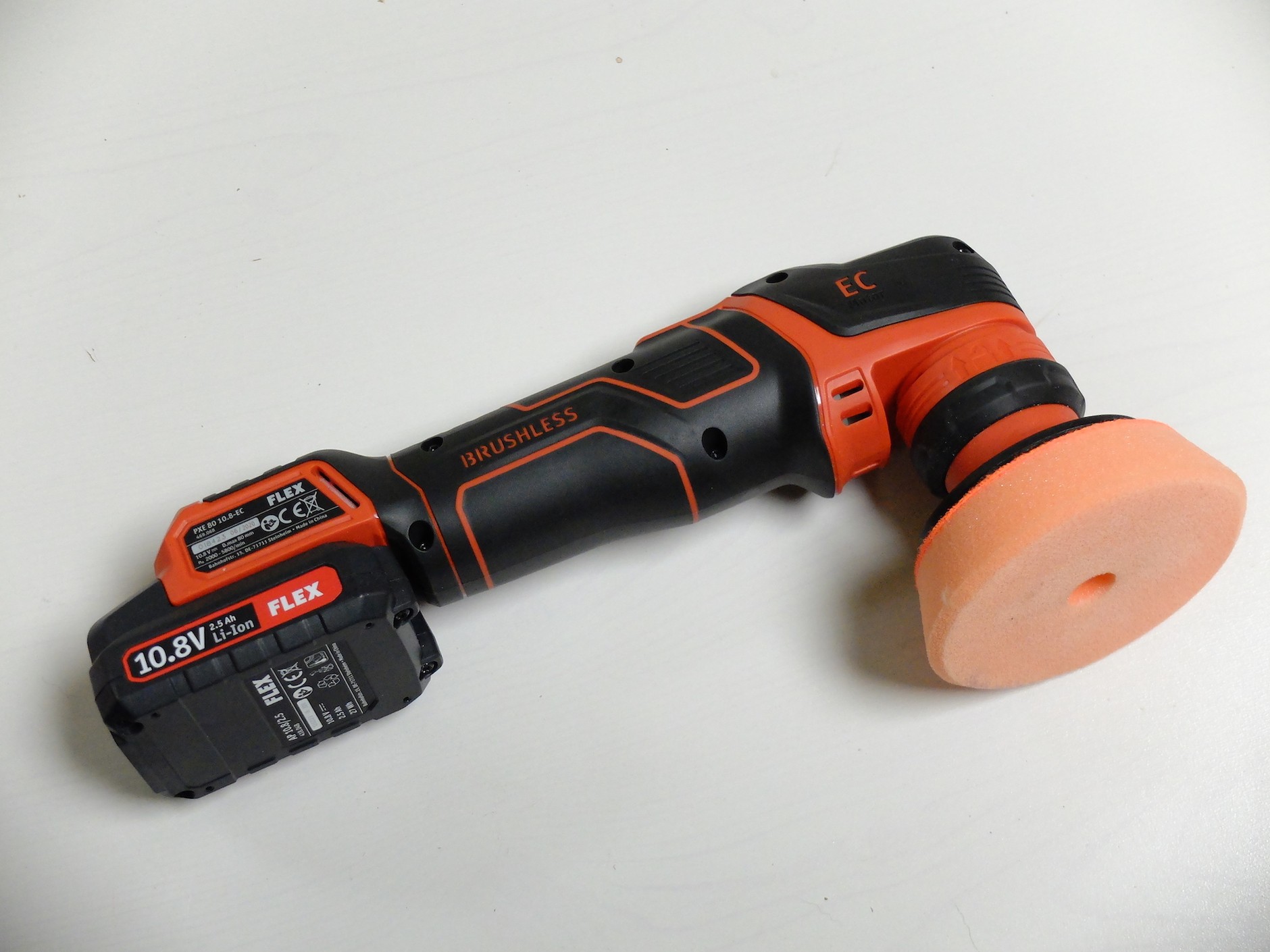 Minipolerka: miniaturowa wersja maszyny polerskiej zasilana sieciowo albo akumulatorowo. Nie da się nią wypolerować całego samochodu, ale przyda się ona do pracy w trudniej dostępnych miejscach, na małych elementach, we wnętrzu samochodu, do polerowania elementów z tworzyw sztucznych wrażliwych na przegrzanie, itp. W praktyce mała polerka przydaje się w garażu częściej niż duża! Dostępne są minipolerki obrotowe i oscylacyjne, ale też „dwa w jednym”, które po wymianie elementu głowicy zmieniają charakterystykę swojej pracy z obrotowej na obrotowo-oscy. Koszt: od ok. 150 do ok. 2000 zł za zestaw akumulatorowy „dwa w jednym”. Profesjonalną minipolerkę sieciową kupimy już za ok. 1000 zł.