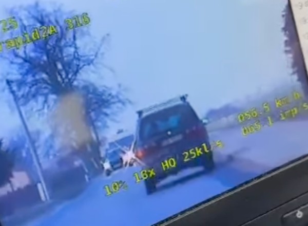 Chciał ostrzec przed kontrolą, zamrugał na radiowóz. Potraktowali go z art.97
