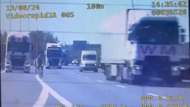 Nietypowa interwencja na autostradzie A4 - policja zatrzymała dwoje rowerzystów