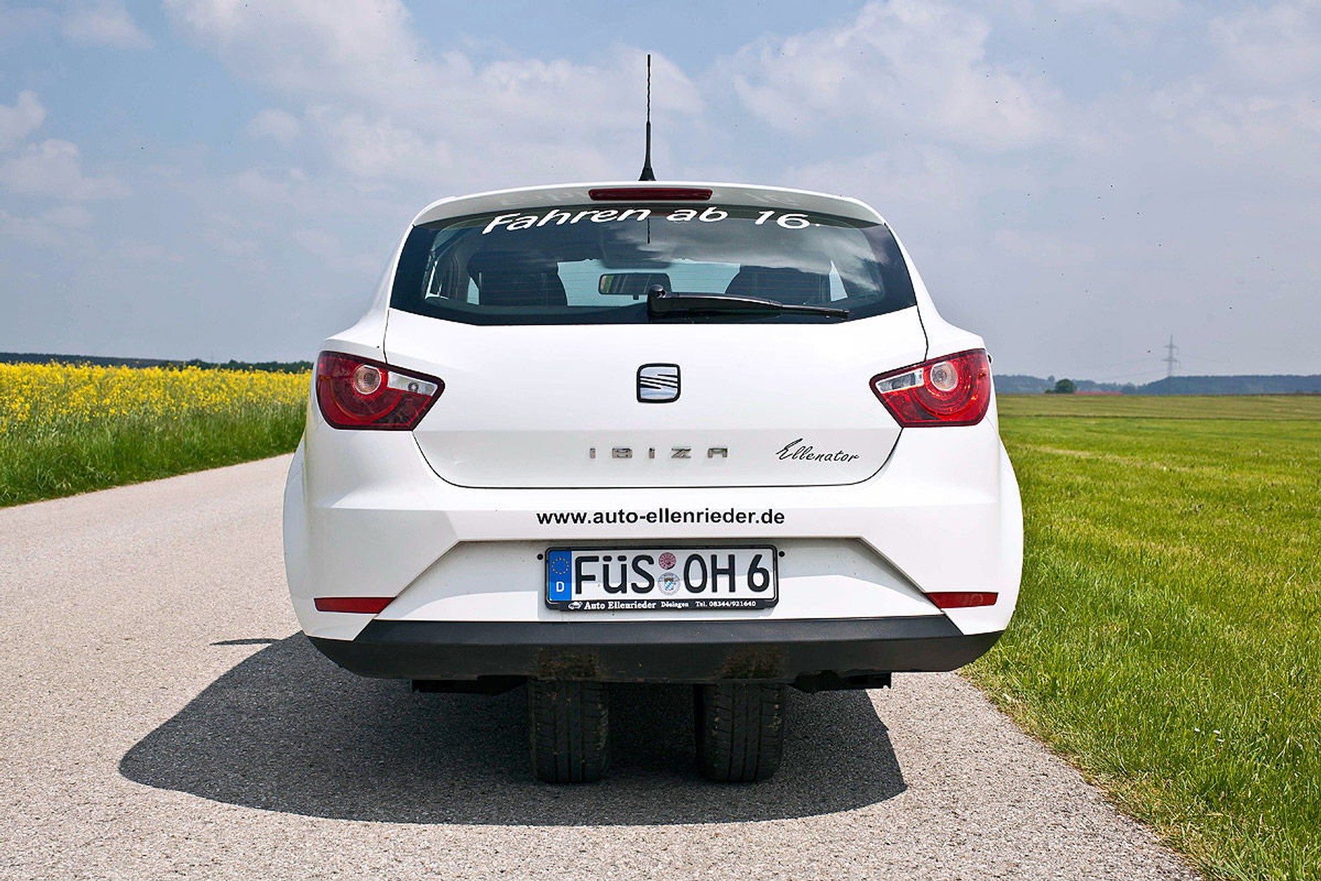 Bez kół po bokach auto sprawia wrażenie, jakby unosiło się w powietrzu. Ciekawy widok!