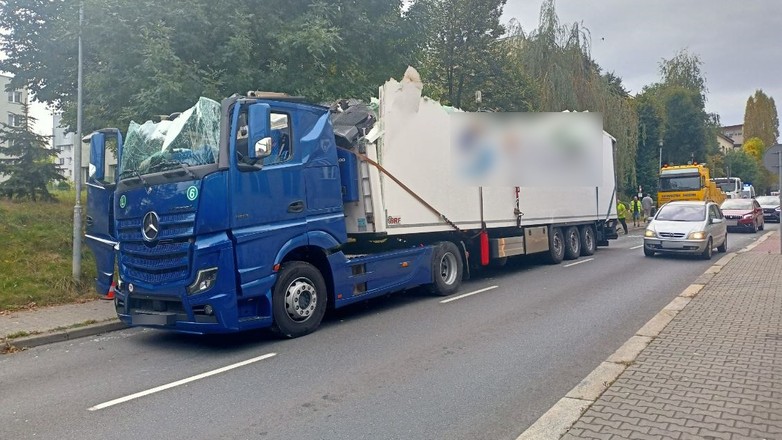 Kilka godzin zajęło usunięcie uszkodzonego zestawu i przeładowanie towaru