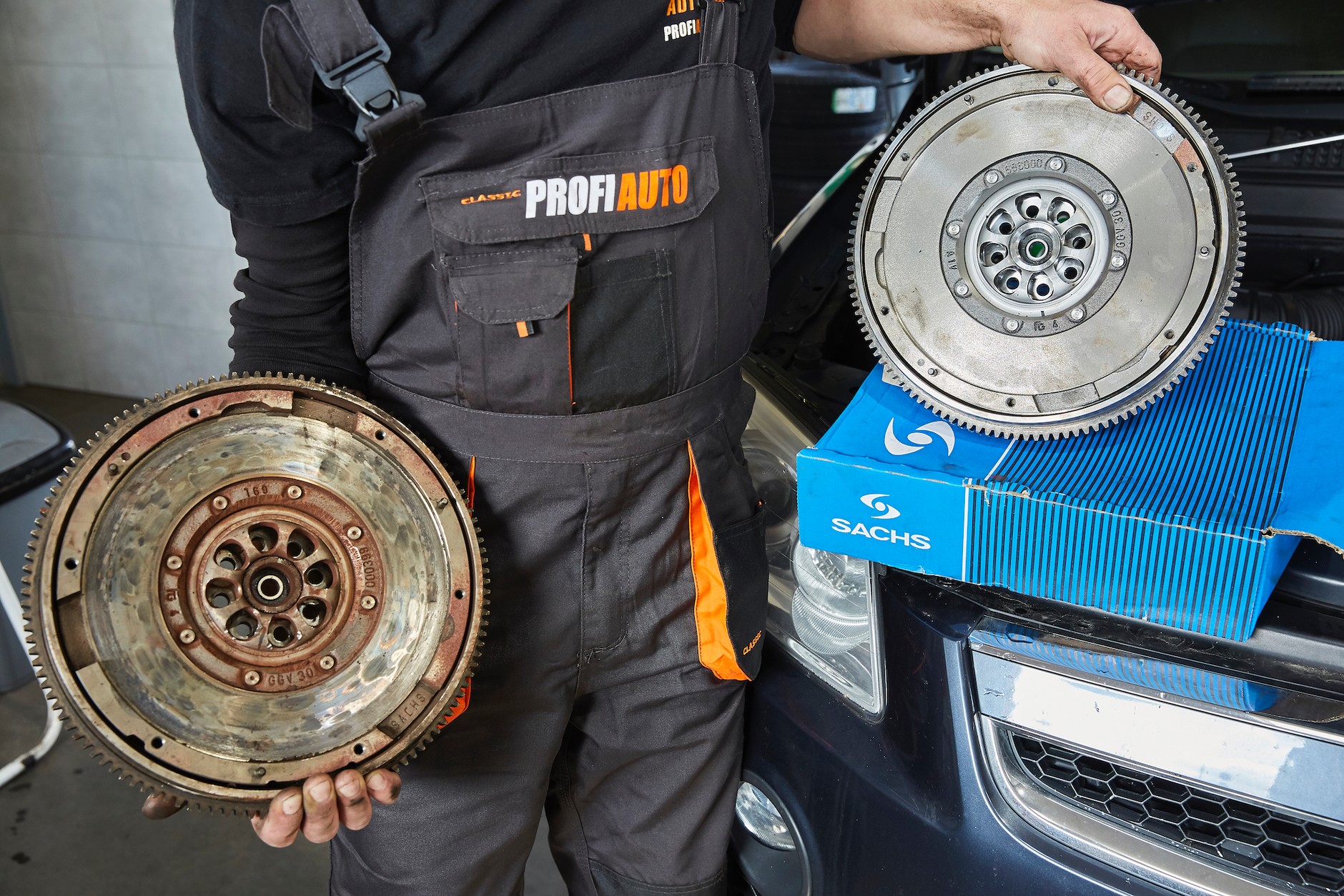 Koło dwumasowe, zwykle zanim całkiem się rozsypie, ostrzega stukami m.in. przy uruchamianiu i gaszeniu silnika