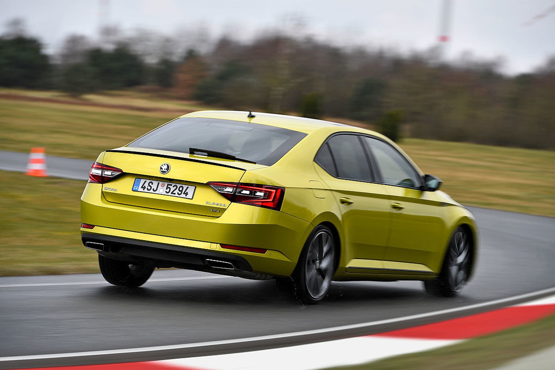 Skoda Superb kontra Opel Insignia - który daje więcej frajdy z jazdy?