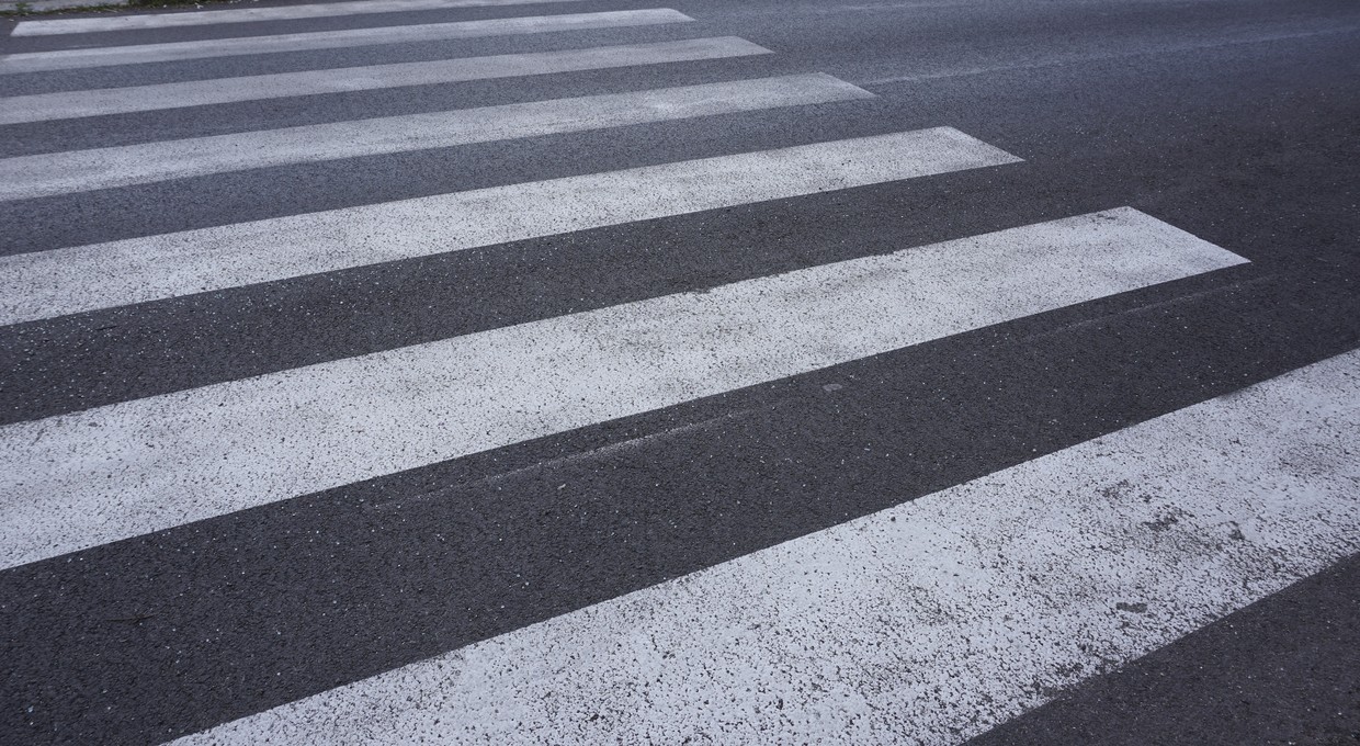 Uwaga na przejścia sugerowane. Są pasy, ale to nie są przejścia dla pieszych