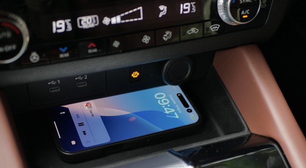 Każdy chce mieć ten gadżet w aucie, dopóki go nie ma. Wam też ładowarka indukcyjna smaży telefon?
