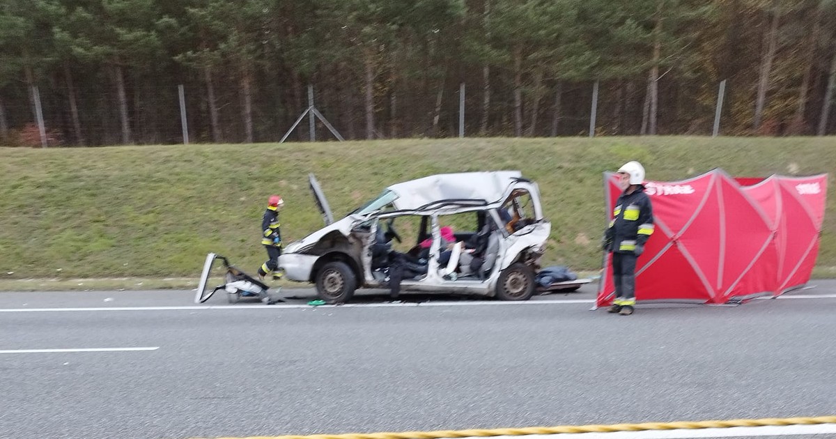 Zniszczony samochód po wypadku na autostradzie A4