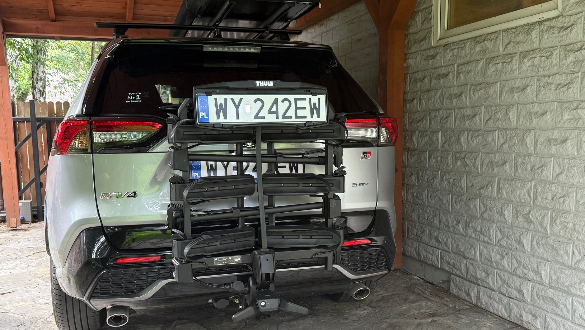 Bagażnik Thule OutPace w pozycji "parkingowej"