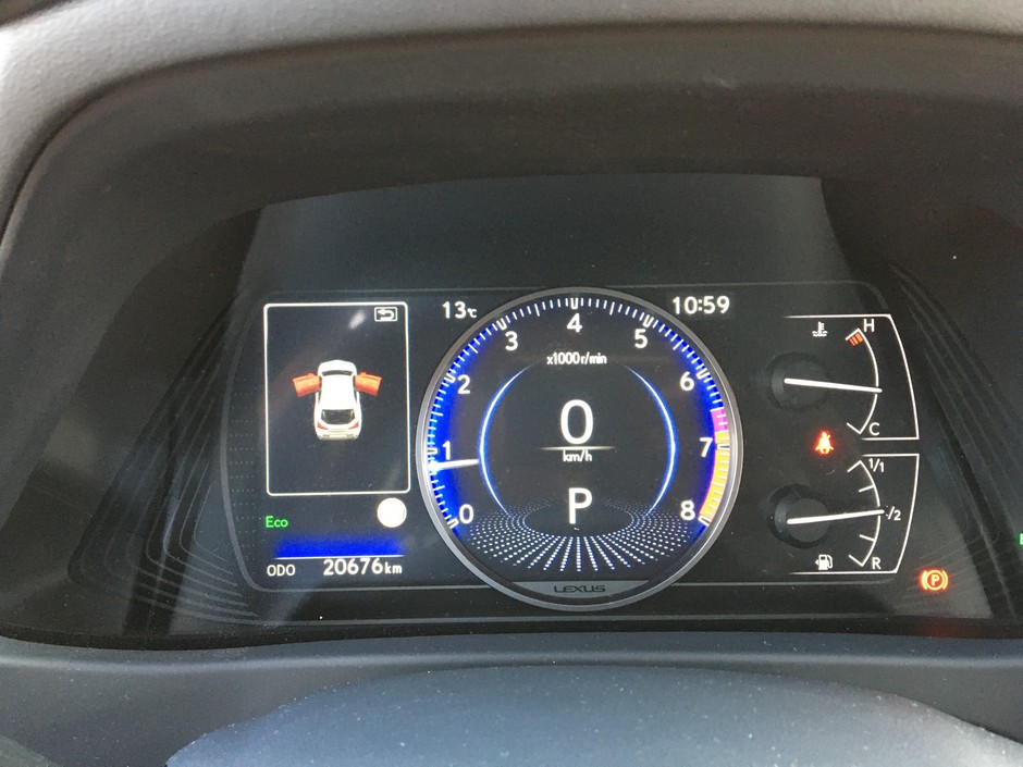 Lexus UX 200 – mało praktyczny, ale za to nieprzeciętnie ładny