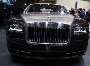 Kuba Wojewódzki obok luksusowego Rolls-Royce’a Wraith
