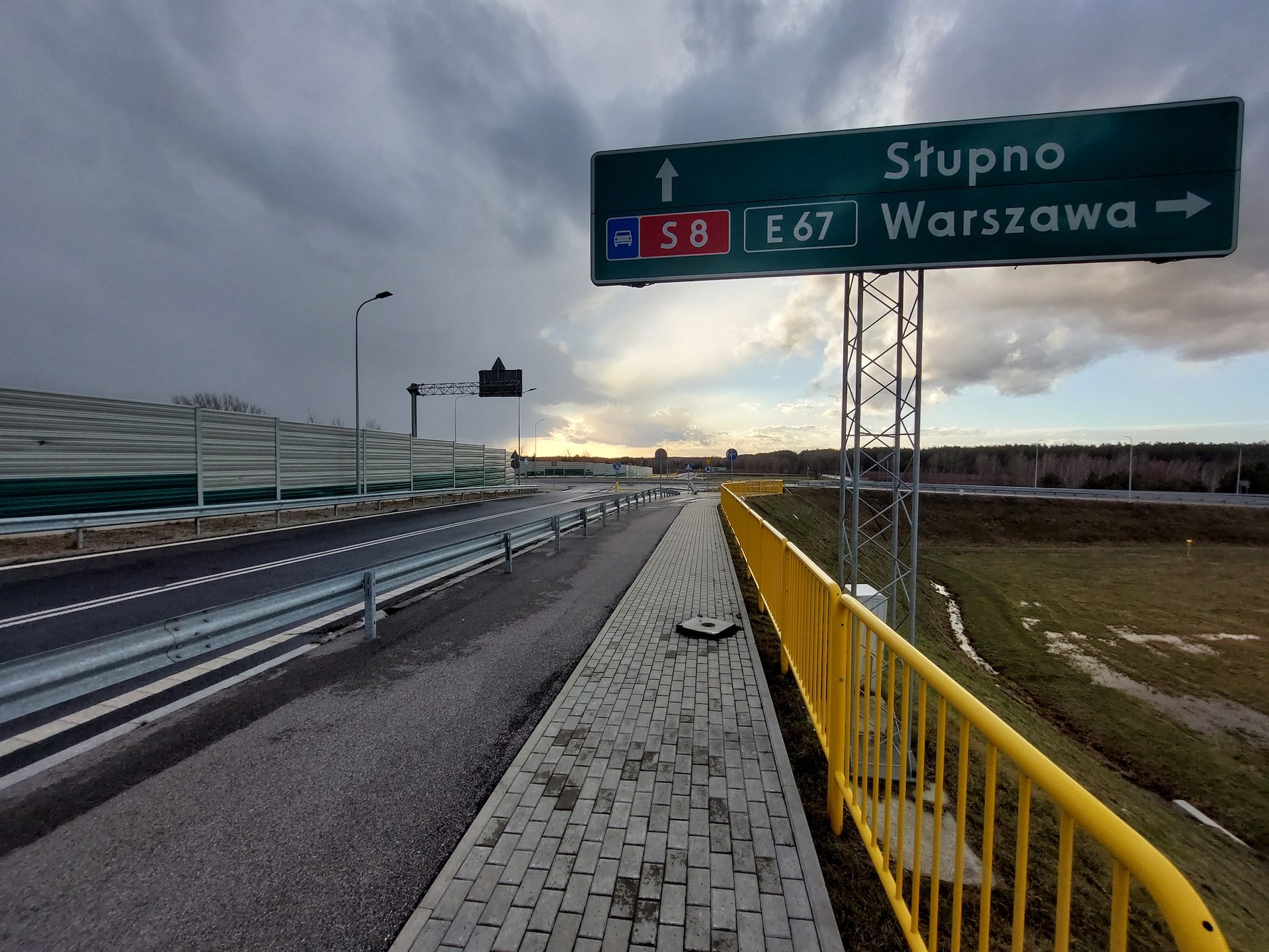 Zdemolowany i rozkradziony węzeł na trasie S8