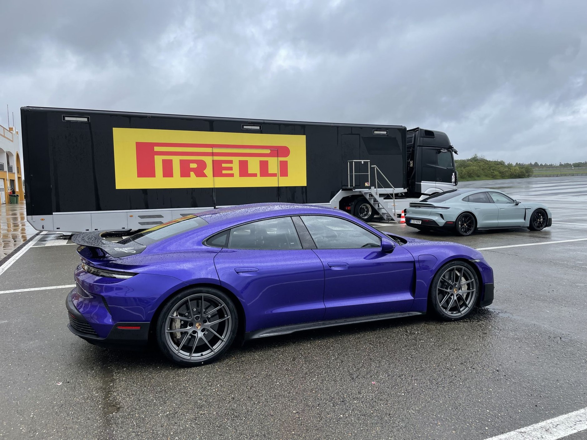 Na pierwszym planie: pakiet Weissach. Na drugim: kaczy kuper w "zwykłym" Taycanie Turbo GT