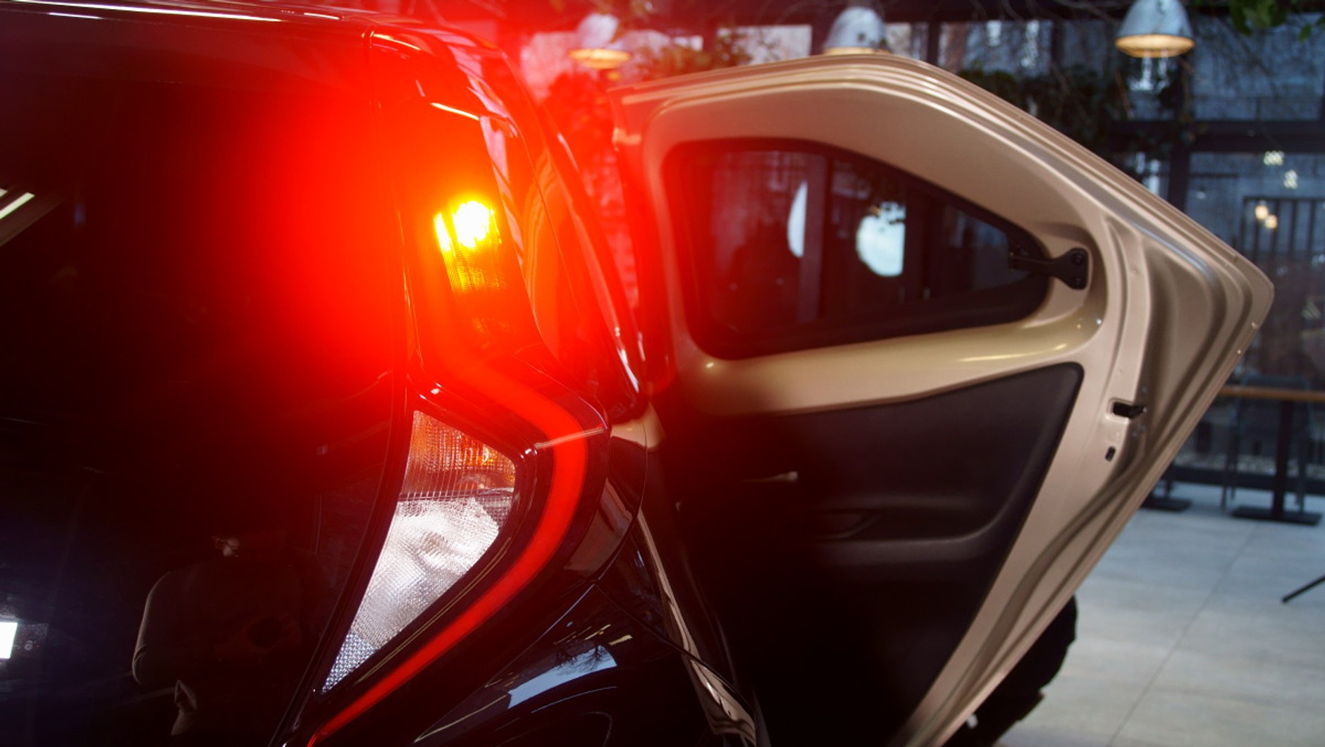 W kabinie wciąż jest dużo widocznej blachy, a tylne okna są tylko uchylne