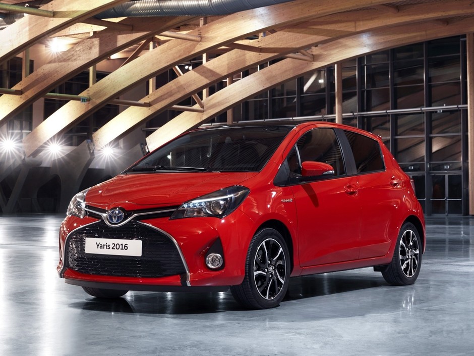 Toyota Yaris Hybrid Active - cena 63 900 zł
