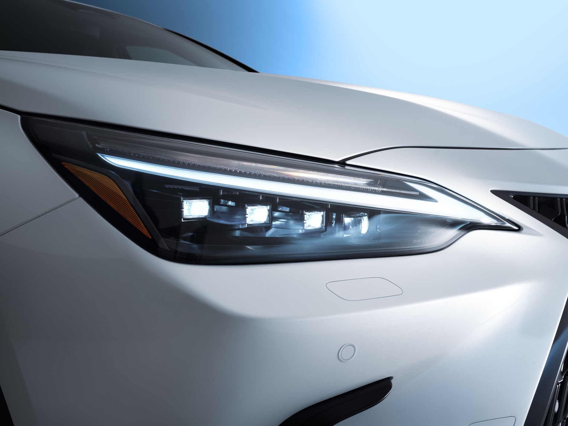 Reflektory Quad LED nowego Lexusa NX