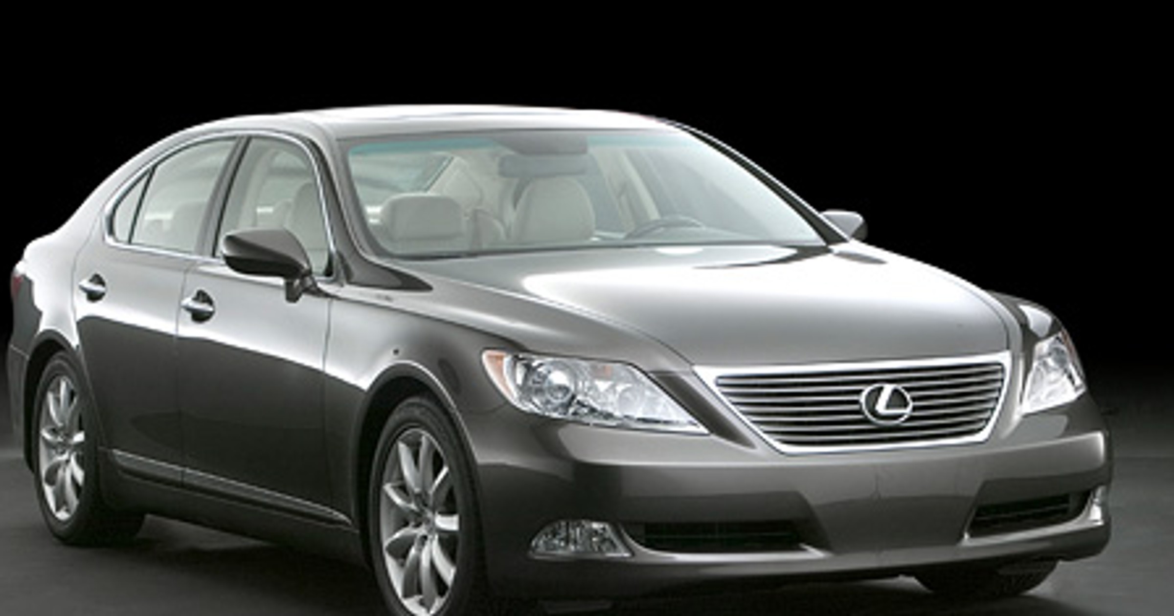 Lexus LS 460: światła mijania z technologią LED