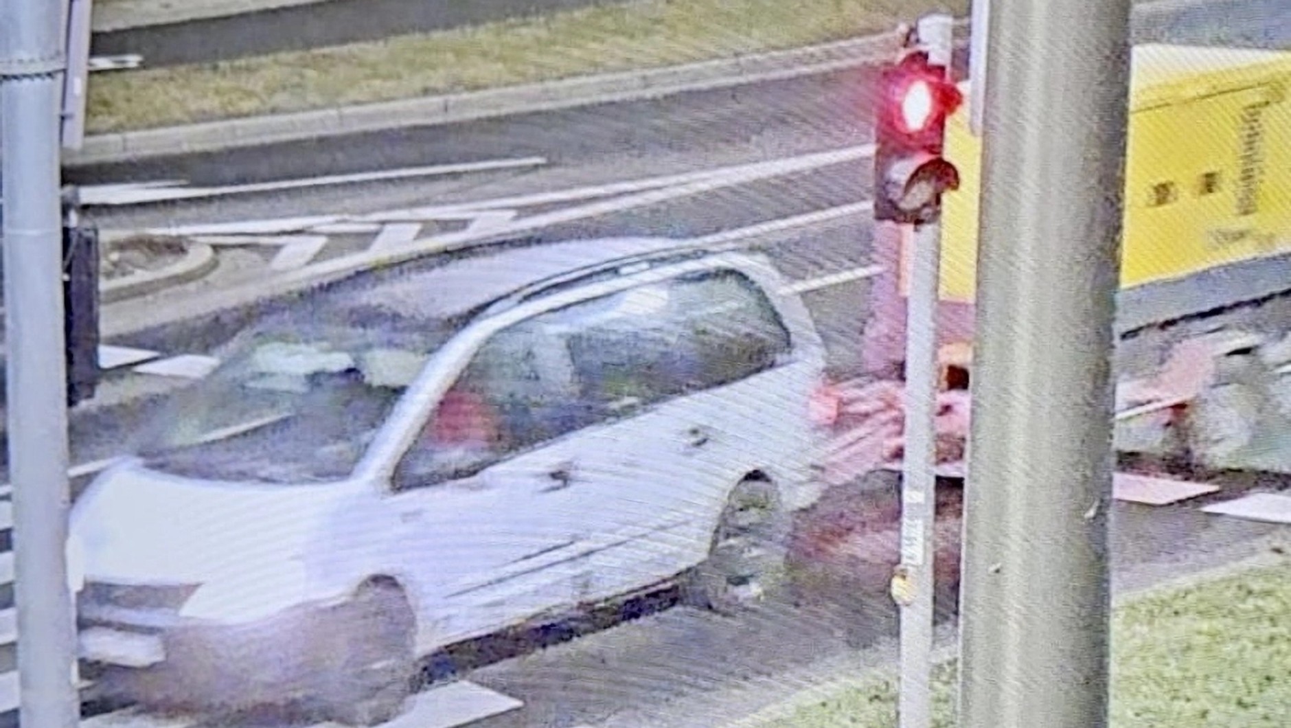 Przemalowany Ford ciągnący skradziony agregat