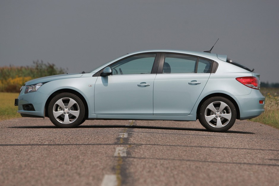 Cruze hatchback: czy Chevrolet pokona Volkswagena Golfa