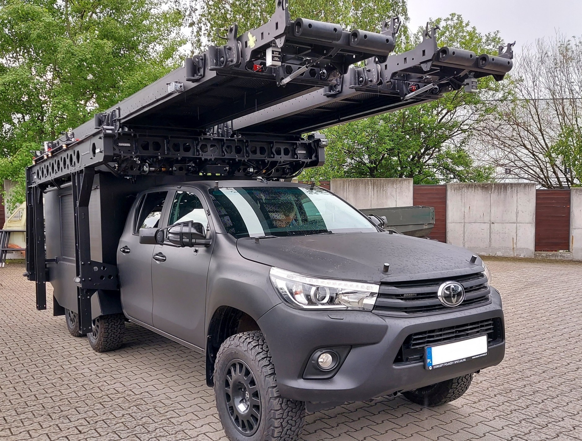 Toyota Hilux 6x6 dla policyjnych oddziałów antyterrorystycznych