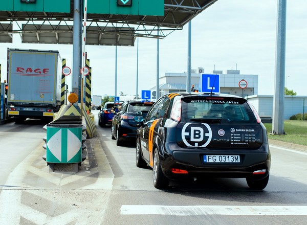 Kurs jazdy na autostradzie wypełnia lukę w szkoleniu kierowców