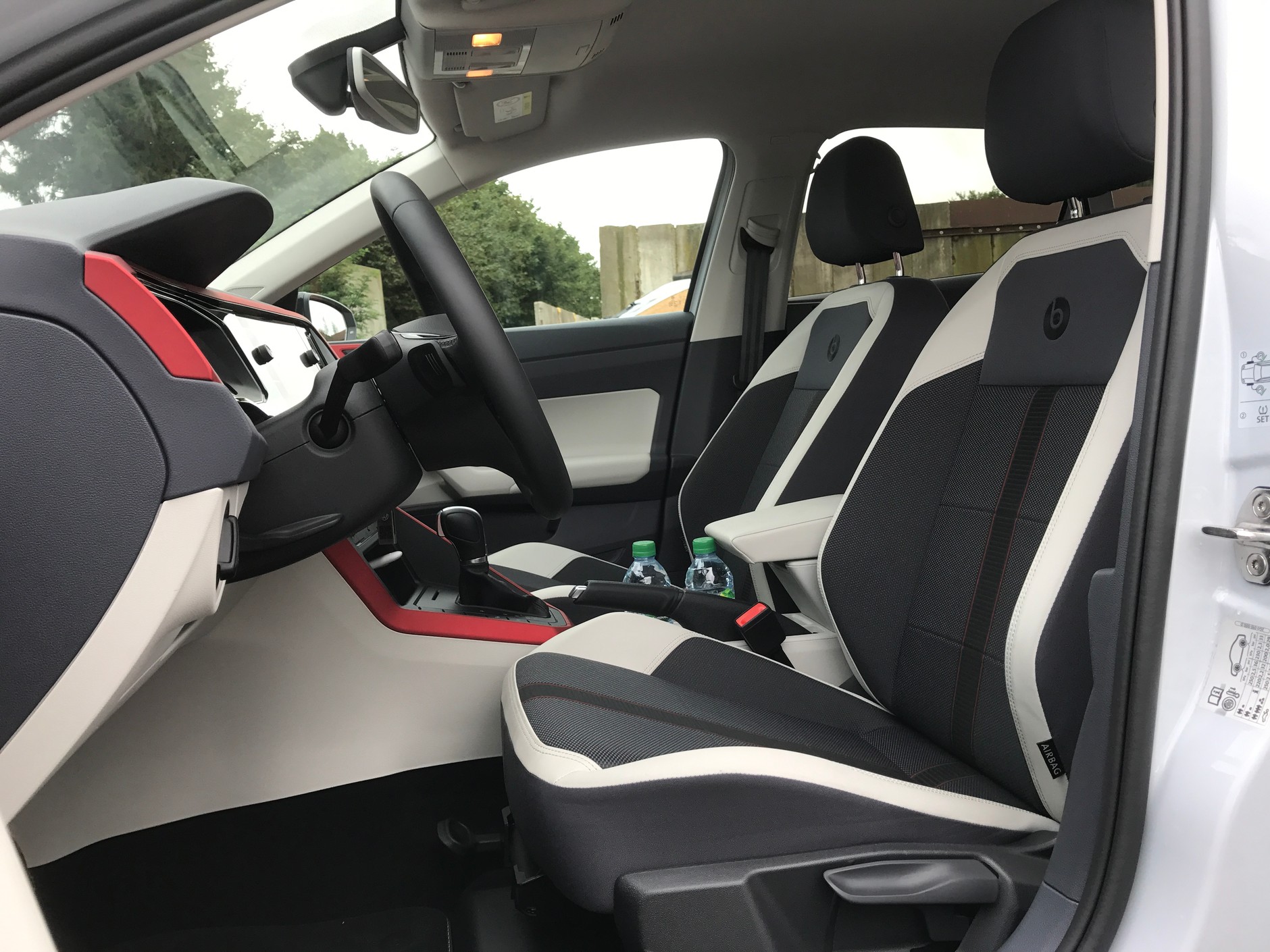 Z przodu jest zaskakująco dużo miejsca. Także wszerz. Nowy VW Polo