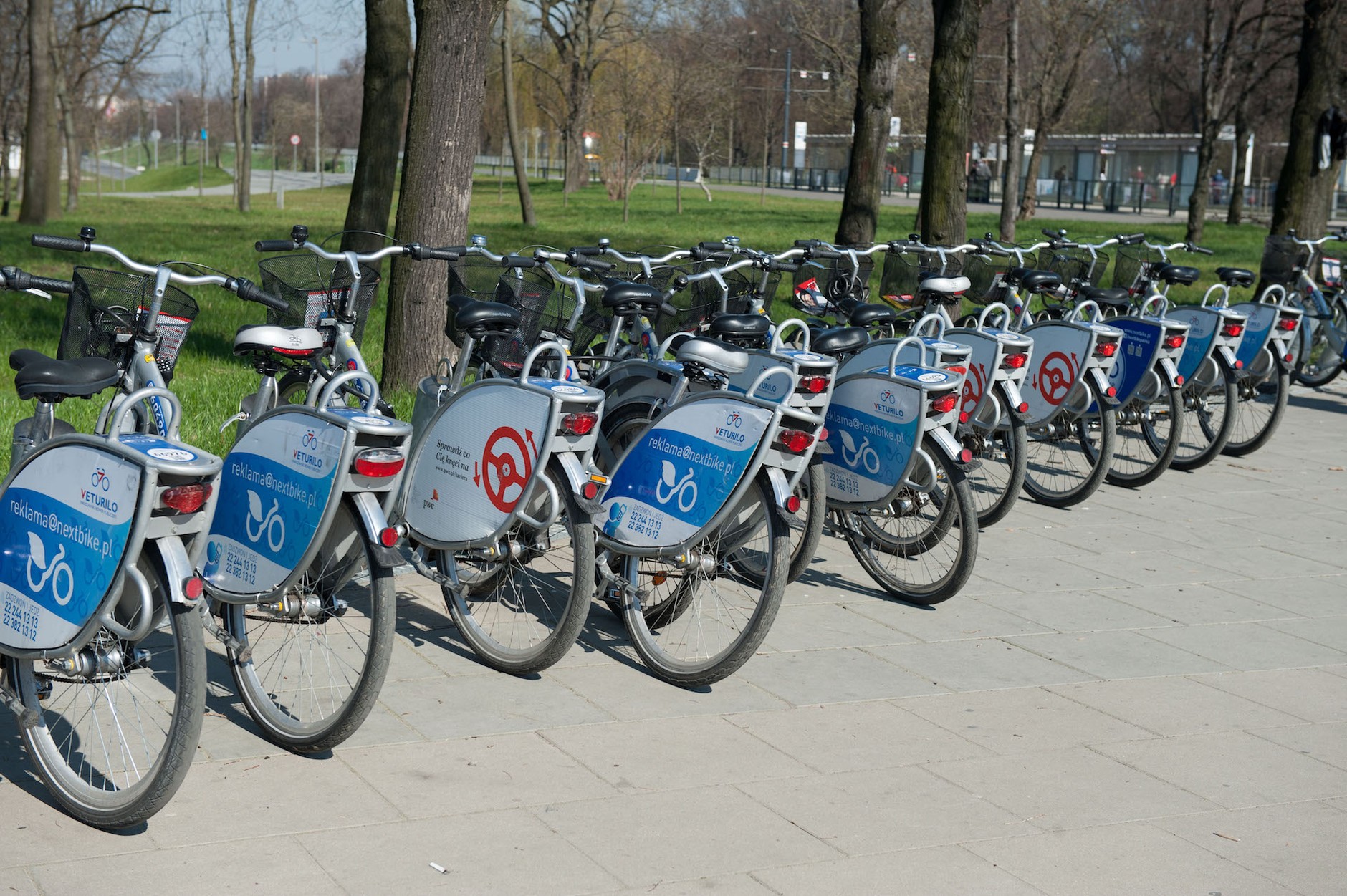 Rowery miejskie, uważane w wielu krajach za bezpieczny środek transportu, w Polsce zostały zawieszone przez przepisy krajowe. Do odwołania