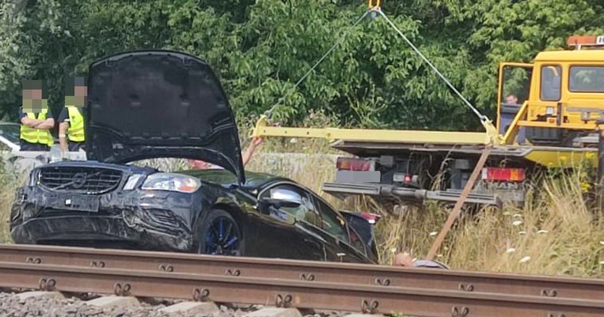 Samochód wylądował na torach