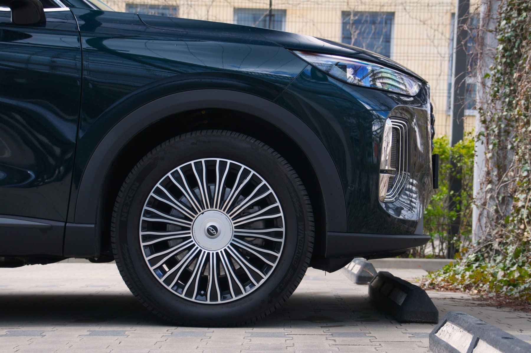 Prowadzenie nie jest najmocniejszą stroną tego SUV-a, ale nie każdemu to będzie przeszkadzać