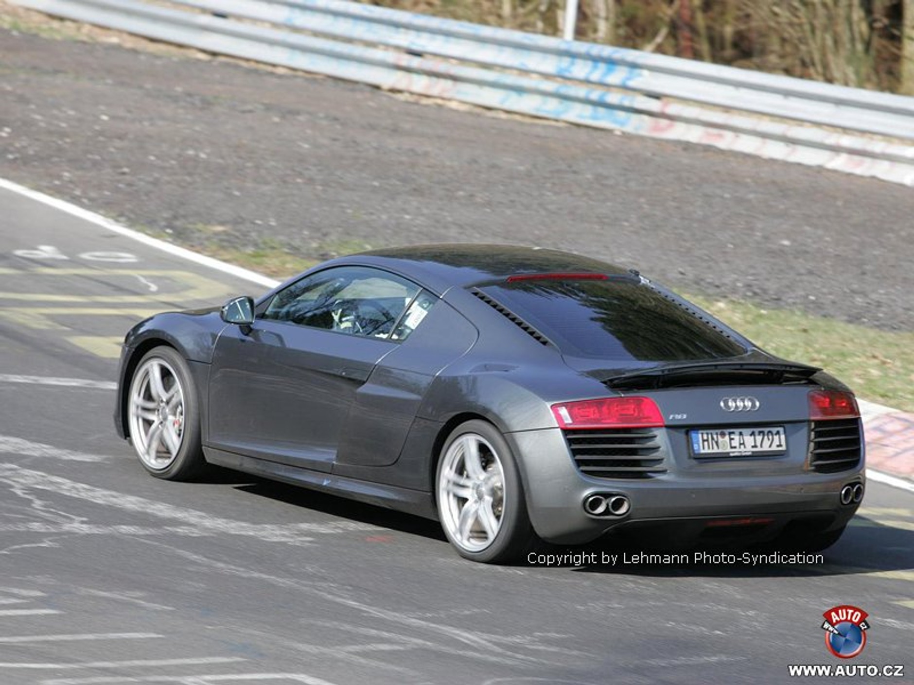 Zdjęcia szpiegowskie: dwa nowe 10-cylindrowe Audi RS na Nürburgringu