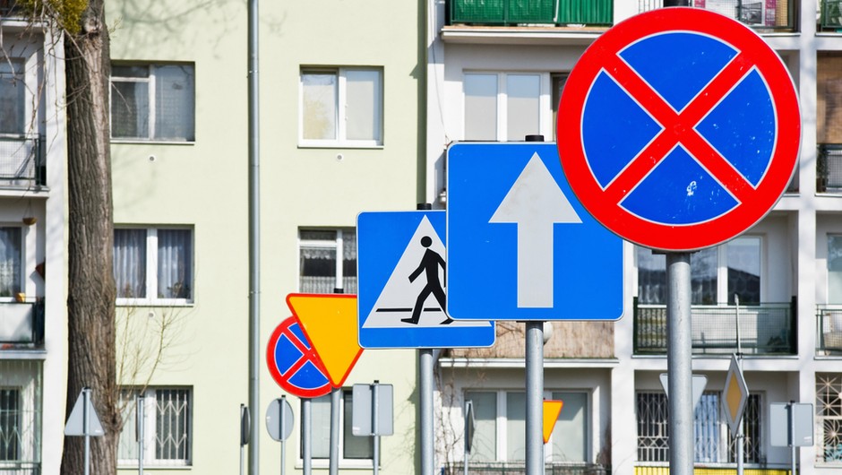 Tysiące znaków drogowych wkrótce znikną