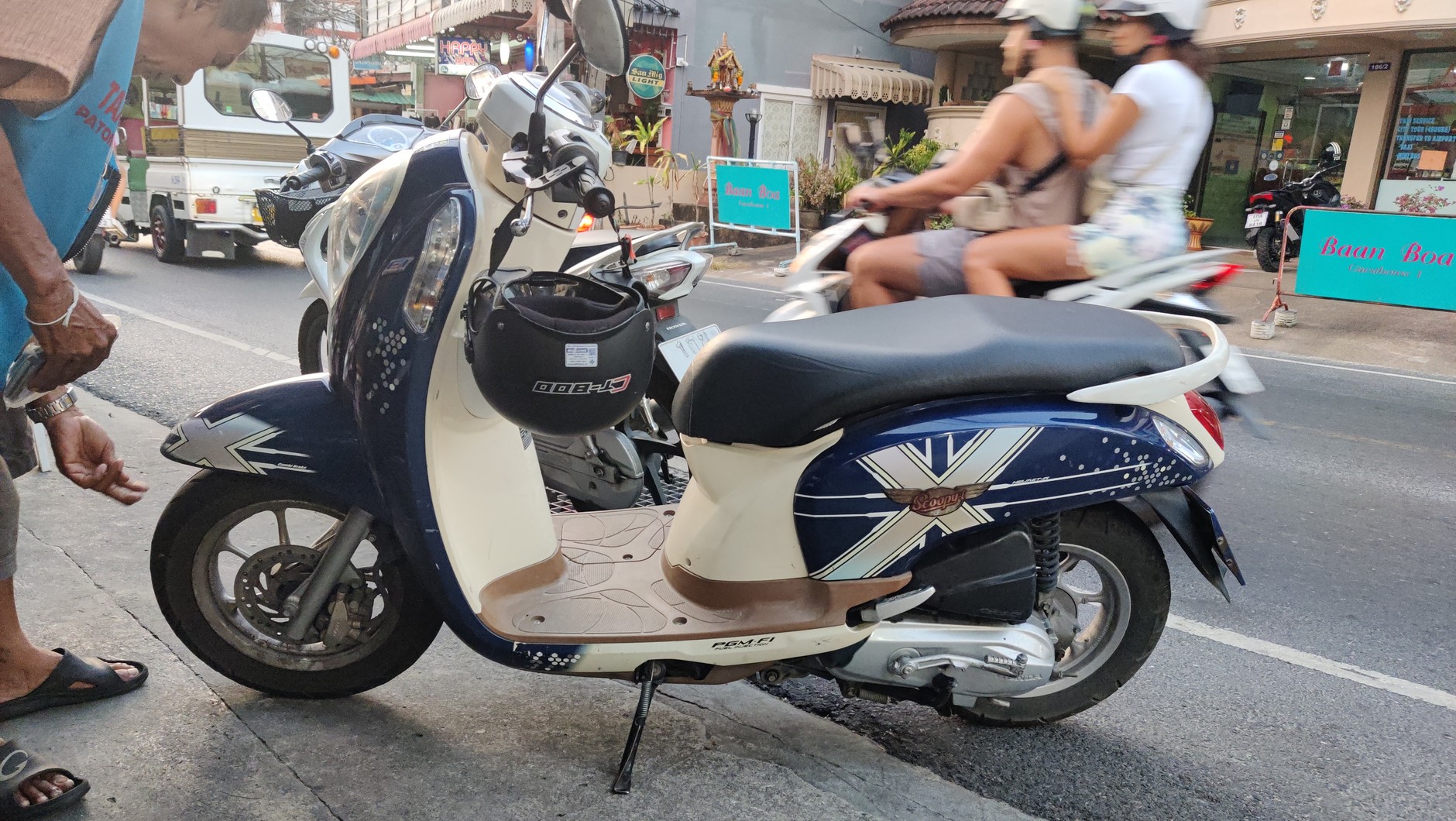 Honda Scoopy z wypożyczalni w Tajlandii. Skutery są tam wyjątkowo popularnym środkiem transportu