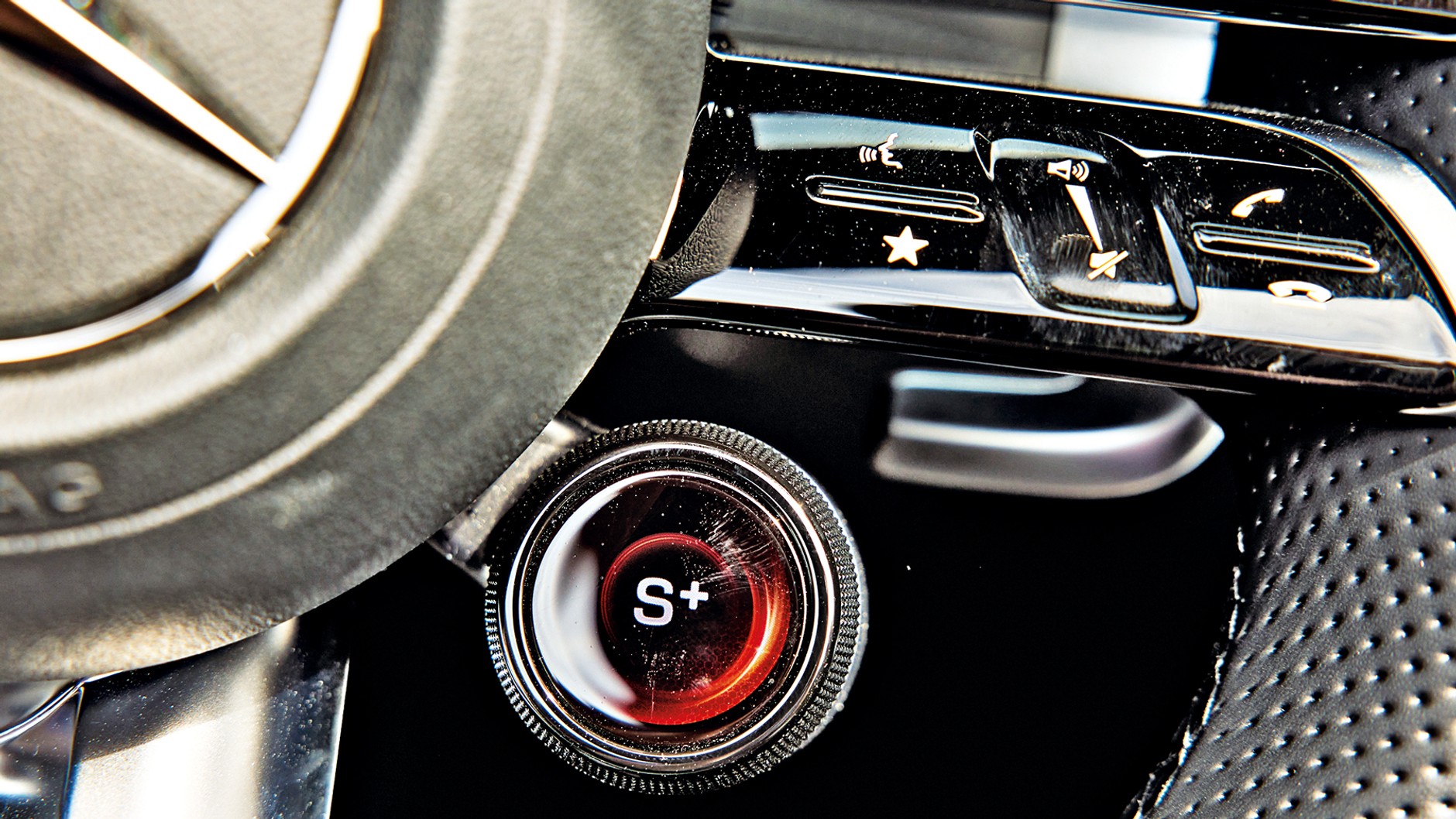 Przycisk po prawej stronie kierownicy z kolorowym wyświetlaczem LCD, służy do wyboru jednego z sześciu programów jazdy