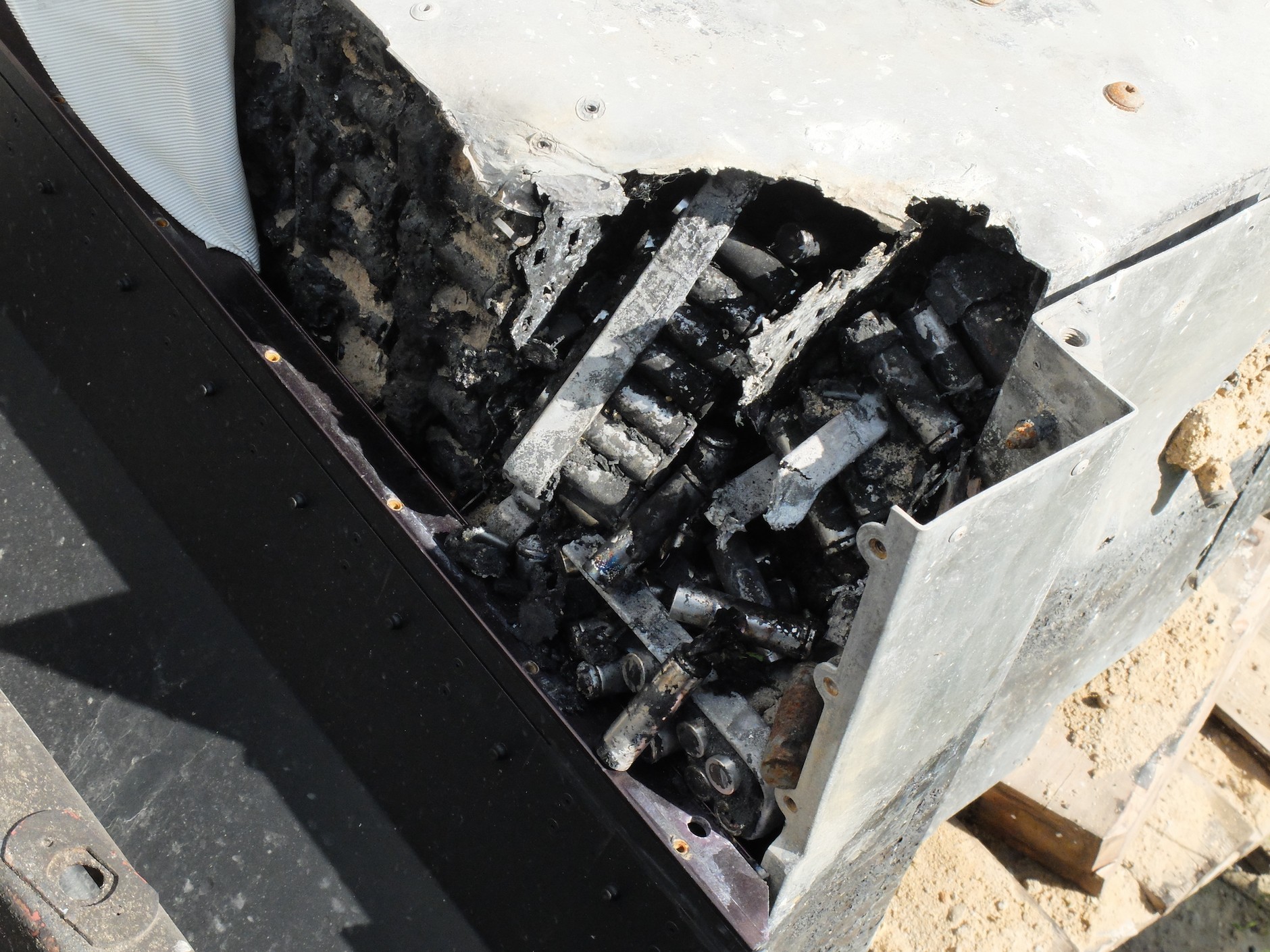 Choć zdarzają się pożary samochodów elektrycznych, to baterie litowo-jonowe uważane są za bardzo bezpieczne, a samochody elektryczne palą się rzadziej, niż spalinowe