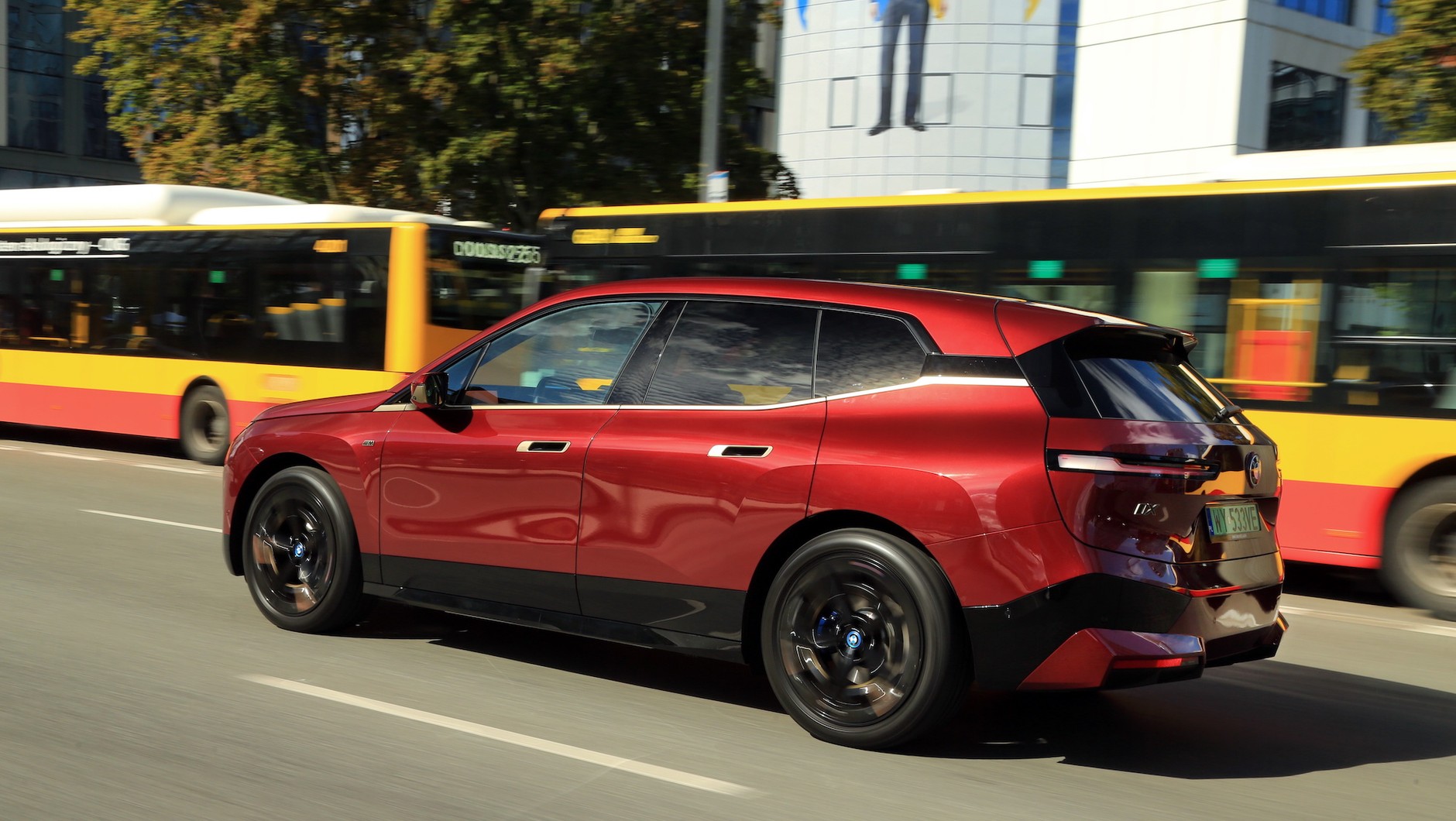 Do setki ten elektryczny kolos przyspiesza w 3,6 s, do 160 km/h w 7,7 s, a do 200 km/h  – w 12,8 s!